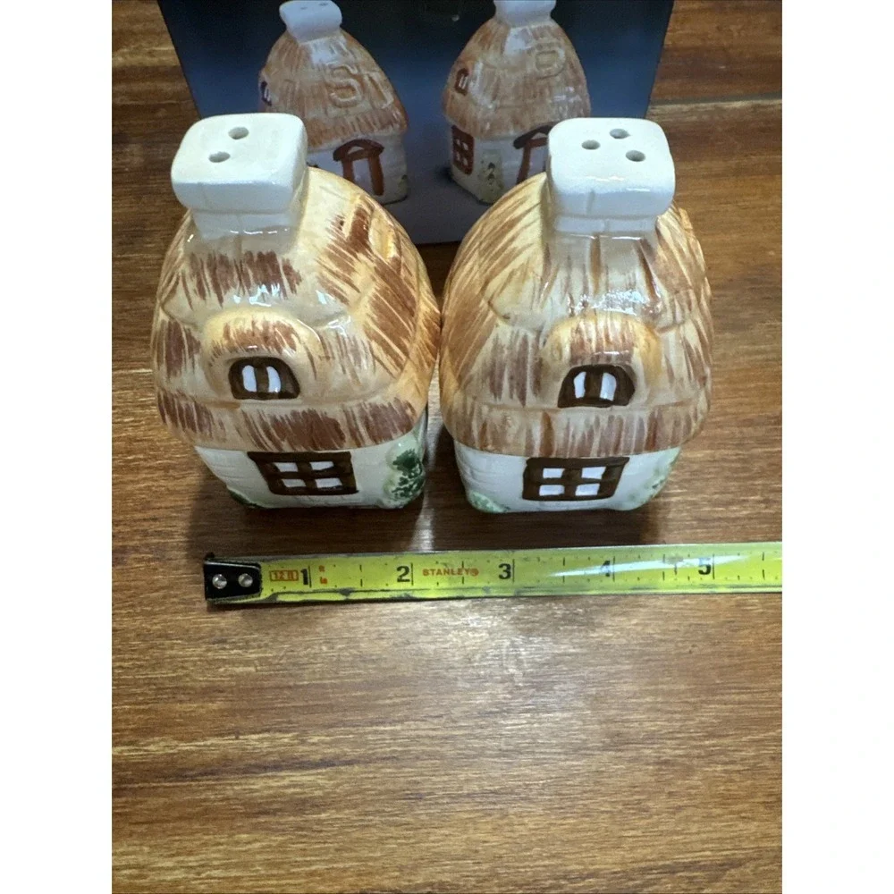 Vintage‎ Cottages Straw Brick Salt & Pepper Shaker Set Made In Taiwan